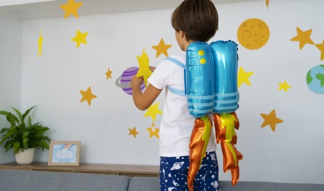 cute-astronaut-kid-playing Clases de inglés para niños